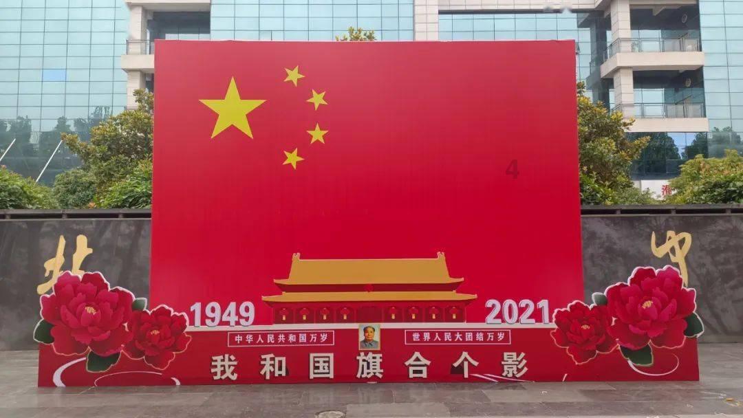 奔驰司机加塞并打砸别车引擎盖？警方：行拘10天罚款500元
