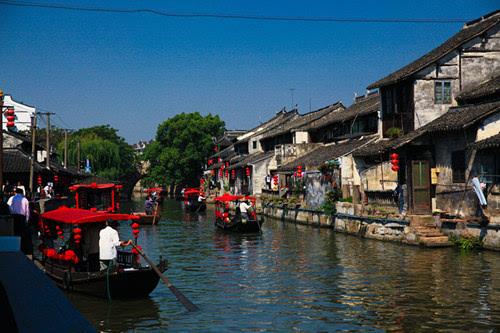 一觉醒来，芯片巨头跳水；特朗普被判赔罚8330万美元